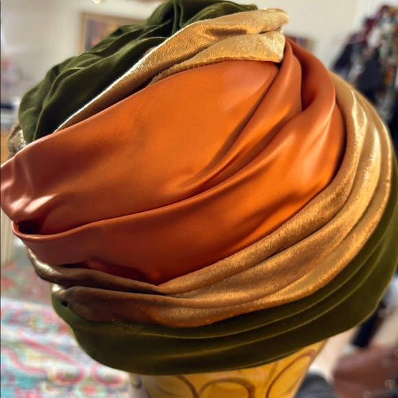 Vintage 1960s Velour Brimless Toque Style Hat, Black, Beige, green gold. Small - Picture 3 of 6